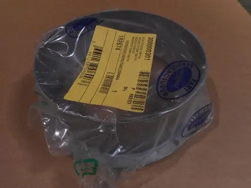 Abgasstutzen, verpackt in transparenter Folie, mit gelber Preisschilder, erkennbar als Originalteil von Remeha.